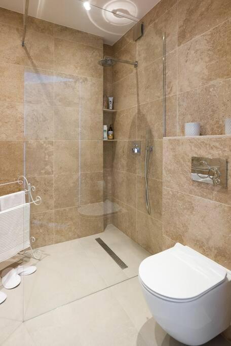 Charming In Perfect Location Apartment *